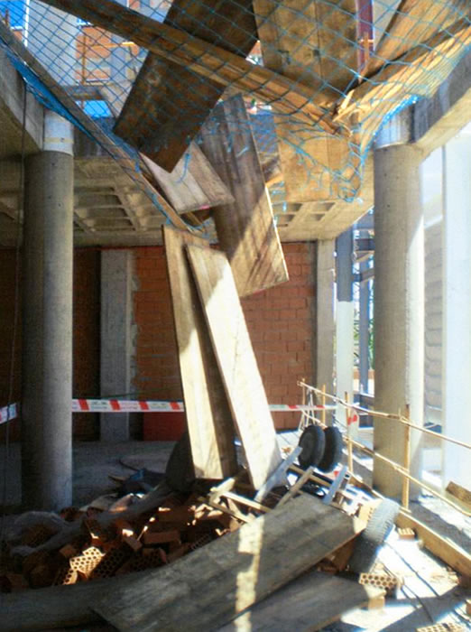 Rotura de la red y transpaleta y ladrillos sobre los que cayeron los trabajadores