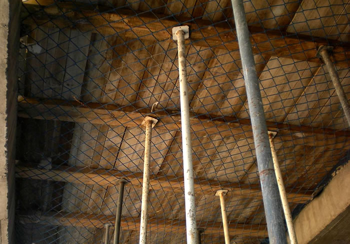 Puntales sujetando los tablones de madera