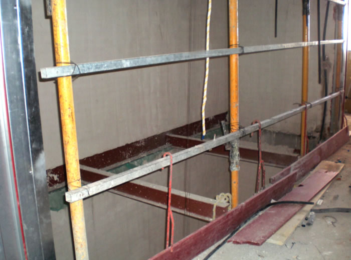 Se puede observar el hueco del ascensor donde existen dos vigas metálicas que dividen el mismo en tres partes. Las redes de protección estaban instaladas por debajo de dichas vigas