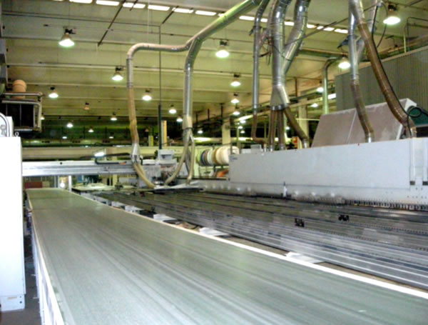 Cinta transportadora en el interior del recinto de la canteadora 