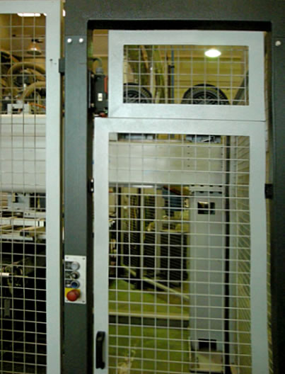 Puerta de acceso en el vallado