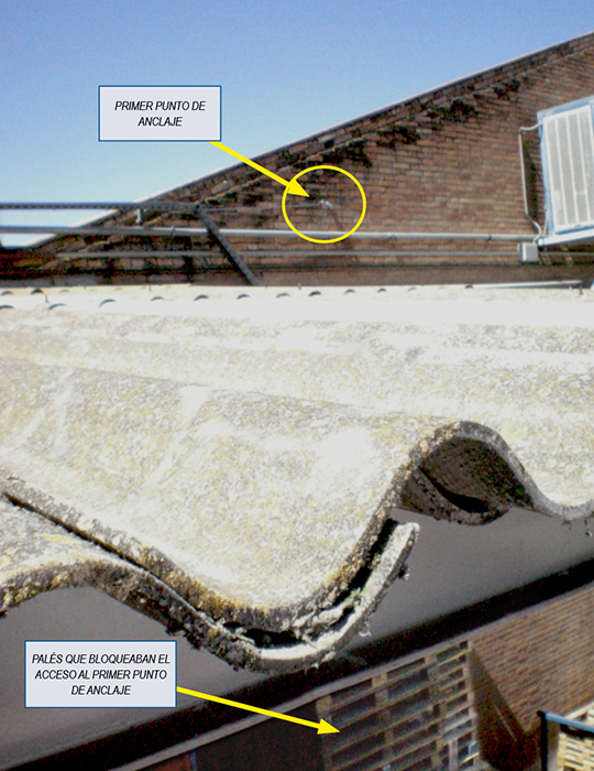 Primer punto de anclaje y palés que bloqueaban el acceso al primer punto de anclaje