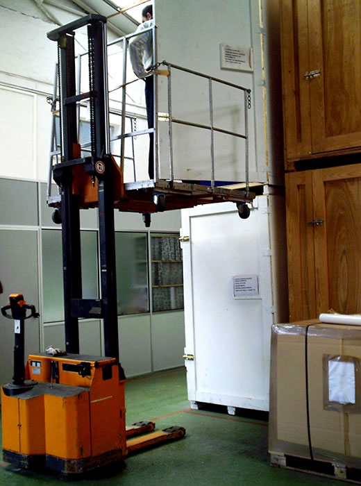 Apilador manual eléctrico con un trabajador