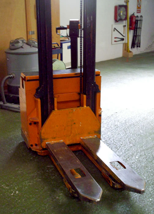 Vista de las horquillas de la traspaleta