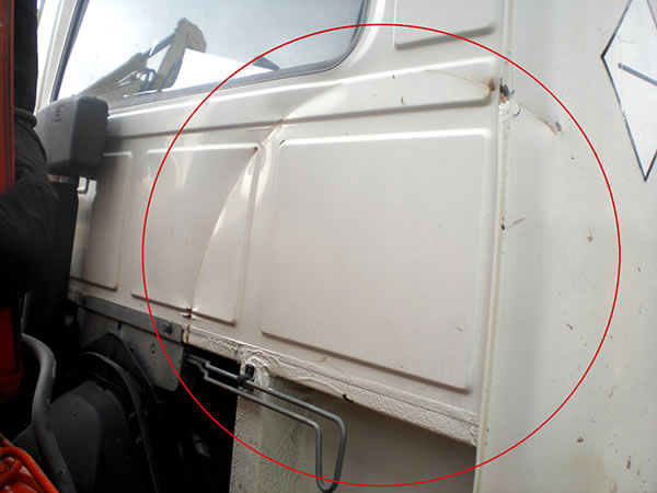 Punto de la parte trasera de camioneta donde impacto uno de los aros