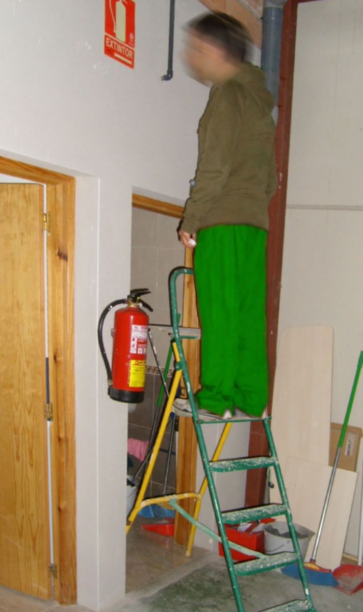 Recreación de la posición del trabajador encima de la escalera