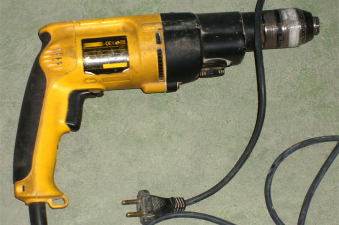 Taladro usado por el trabajador