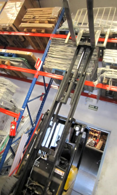 Posición en la que se encontraba la carretilla elevadora en el momento del accidente. El conductor no tenía visibilidad alguna respecto del trabajador subido en las uñas