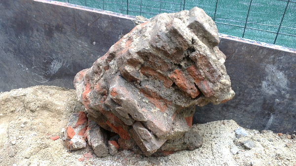 Se puede apreciar la importante degradación tanto de los ladrillos macizos como de los morteros de las llagas. Nótese la existencia de planos de fractura en los que los ladrillos aparecen desprendidos de la fábrica