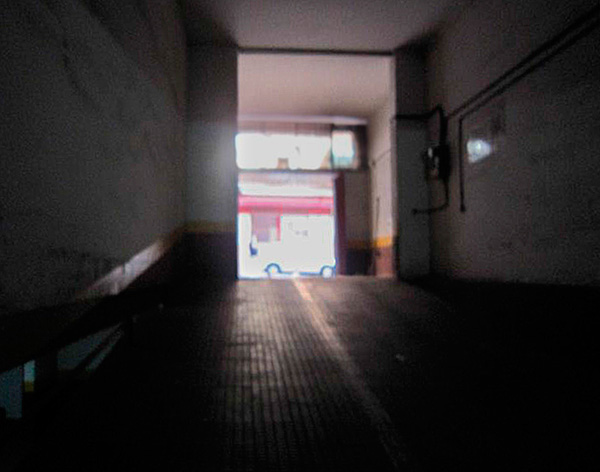 Vista desde el interior del garaje del acceso al mismo