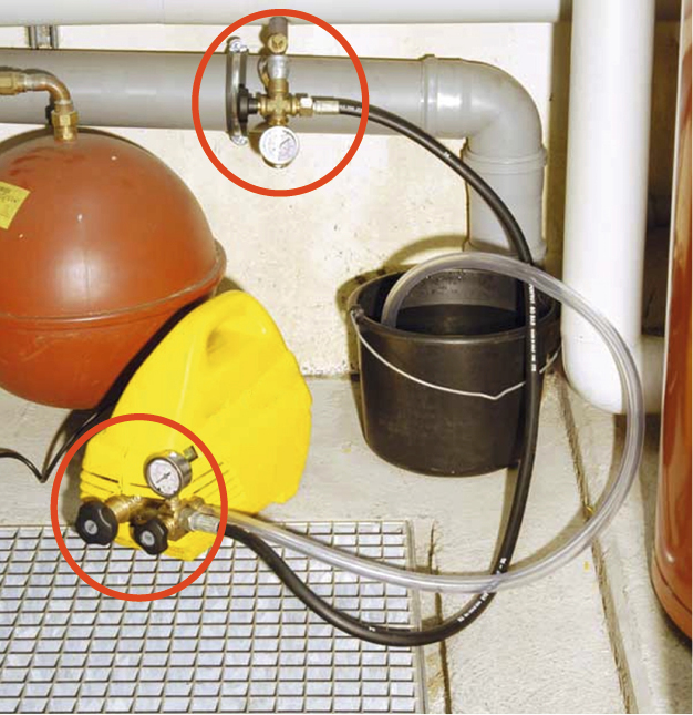 Detalle de la bomba eléctrica de llenado que dispone de un manómetro en el que ajustar la presión deseada y existe otro manómetro en la conexión al circuito.