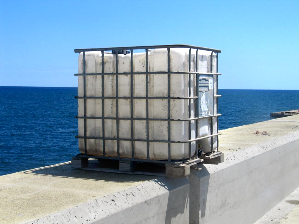 Depósito superior de agua, ubicado en el antepecho de la coronación del espaldón