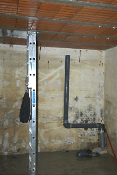 Interior del vaso de expansión y escalera manual de acceso