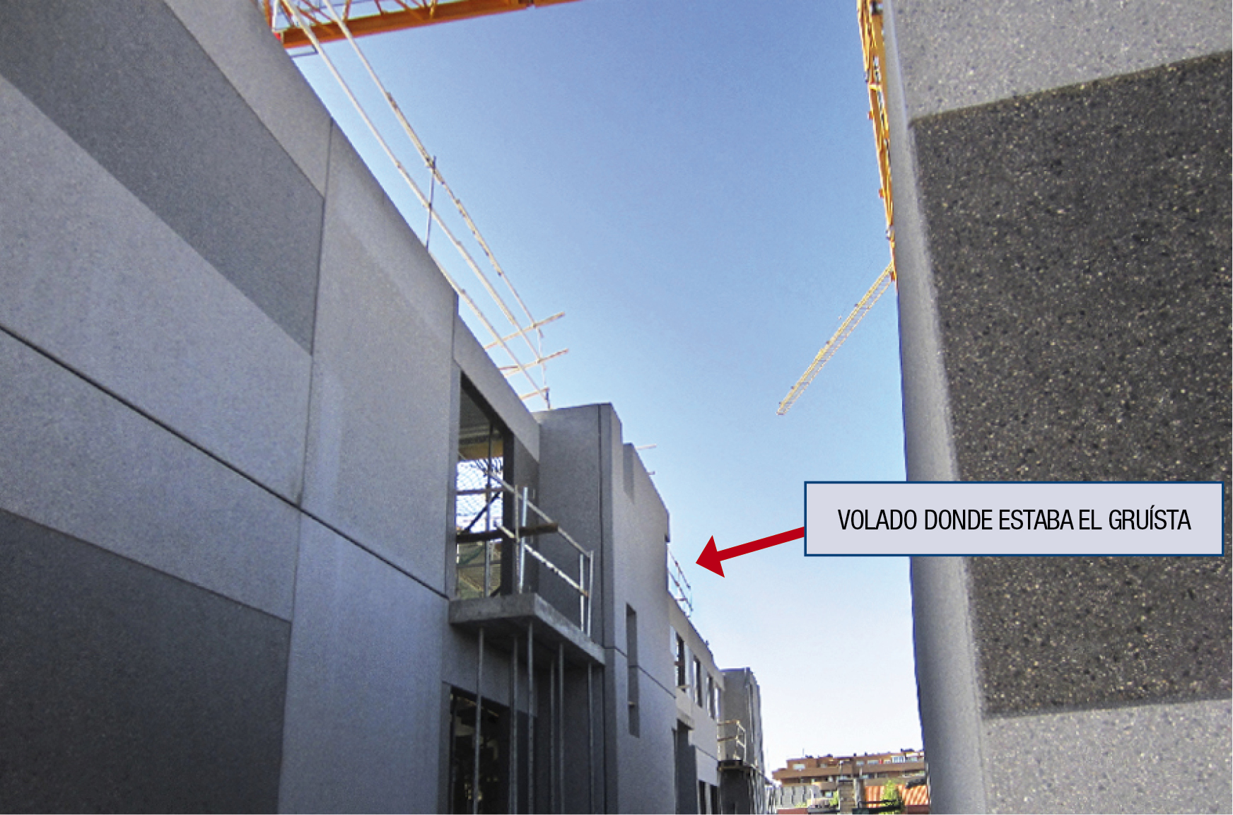 Vista de la fachada desde donde estaba ubicada la carga a elevar y transportar. Se observa el primer volado y el martillo. El volado donde estaba posicionado el gruísta está detrás del martillo y no se ve en la fotografía