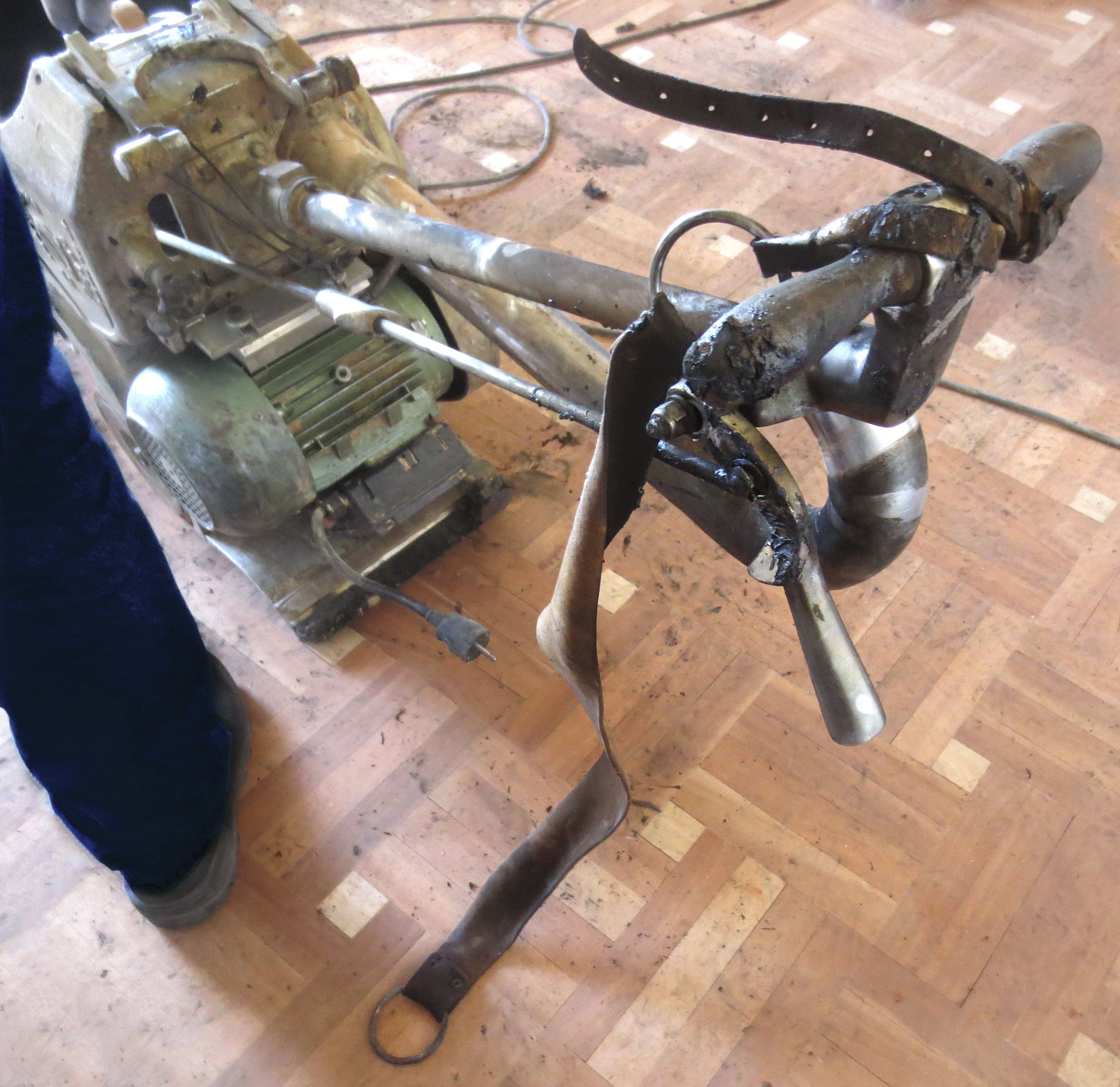 figura 1: equipo utilizado, vista de manillar y cinturón de anclaje