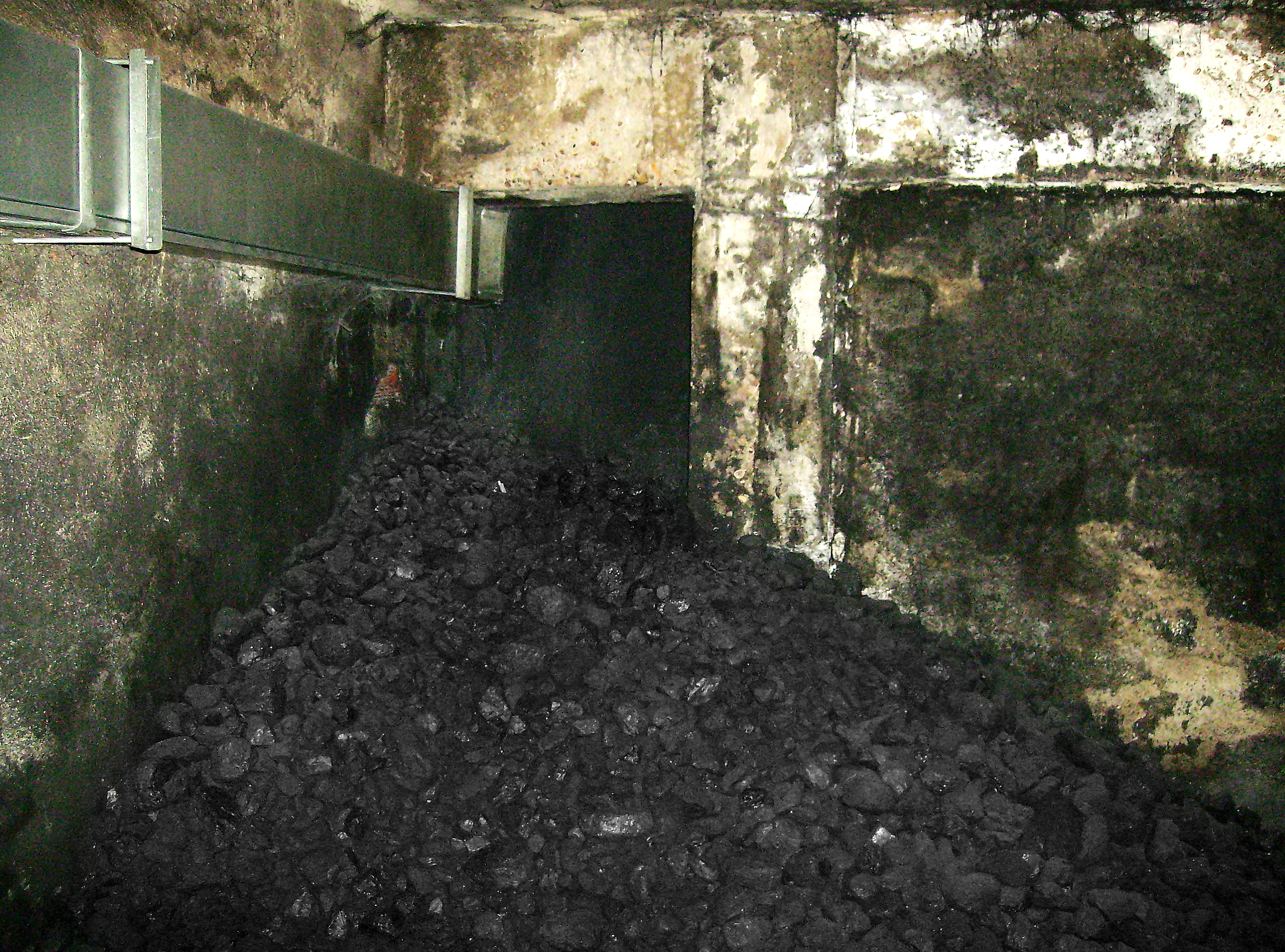 Figura 1. Tronera para vertido de carbón y única vía de ventilación