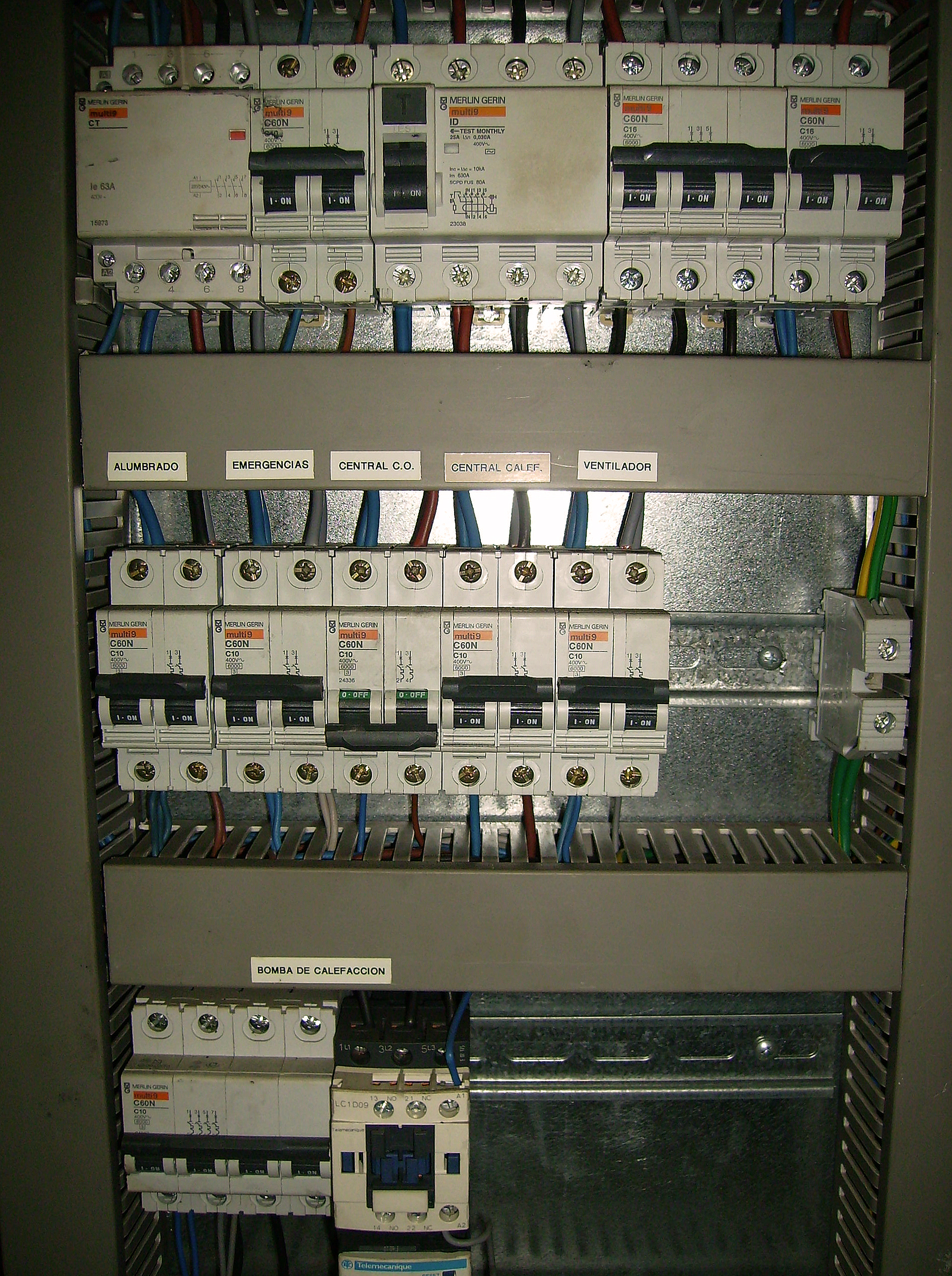 Figura 4. Cuadro eléctrico donde se aprecia la desconexión del  detector de CO