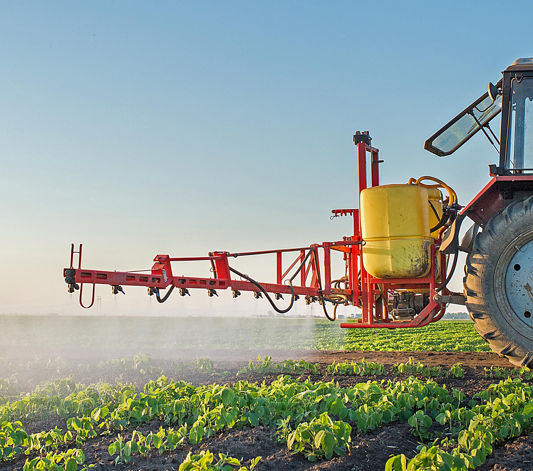 Pulverizador suspendido para tractor (cuba), equipo de similares características al implicado en el accidente. Dimensiones 150 x 190 x 140 cm