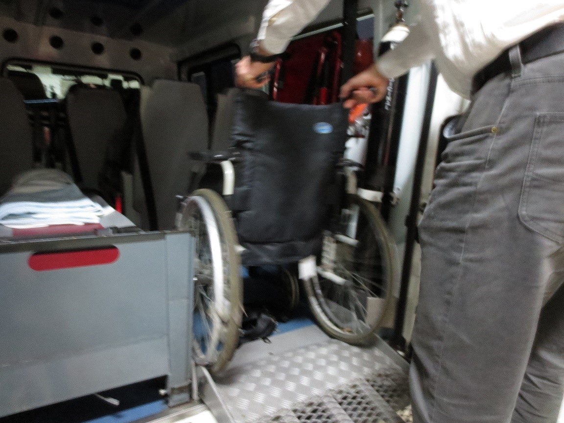 Silla sujeta por empuñaduras