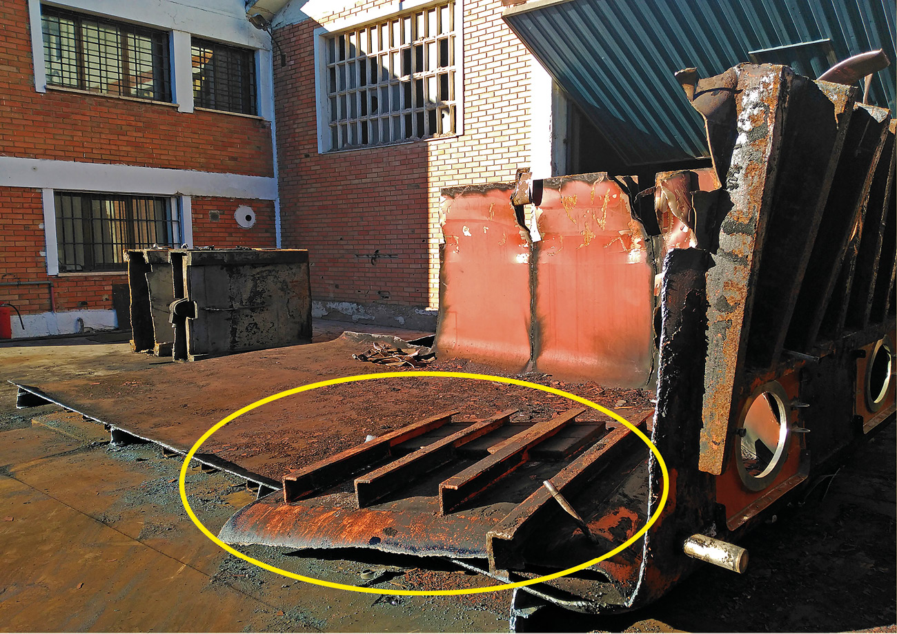 Pieza desplomada en el suelo tras el accidente