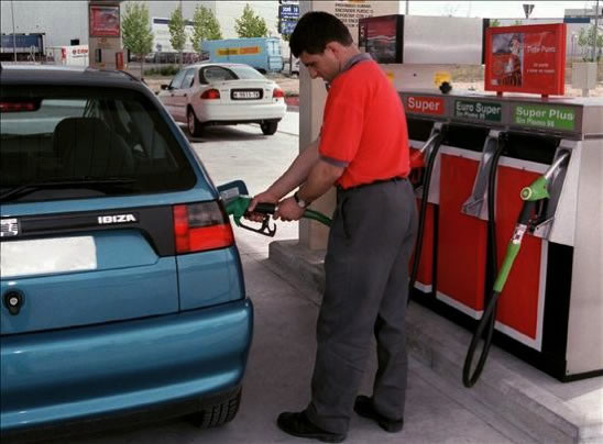 Trabajador sirviendo combustible