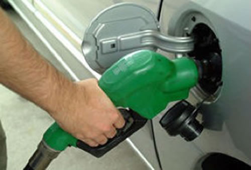 Detalle mano y manguera suministrando combustible