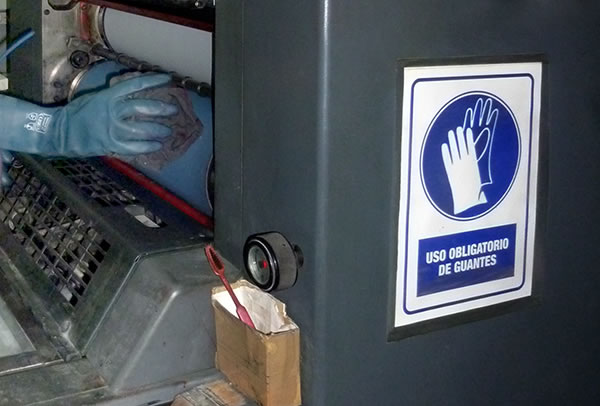 Limpieza manual de rodillos no desmontables de máquina offset