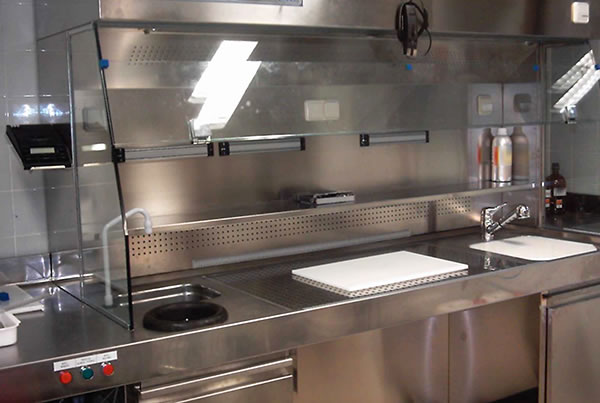 Mesa de tallado. Fuente: Grupo Taper (Adaptado de Pascual del Río, J. (coordinador): Agentes químicos en el ámbito sanitario. Escuela Nacional de Medicina del Trabajo (ENMT). Instituto de Salud Carlos III. Madrid, 2010)