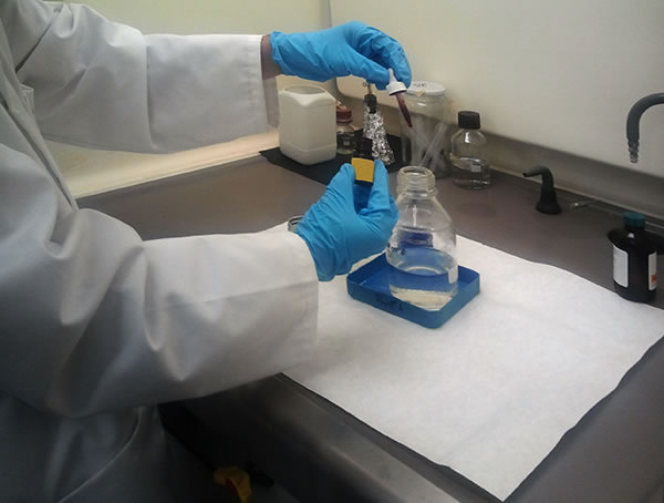 Adición de la disolución de bromuro de etidio a la disolución de agarosa