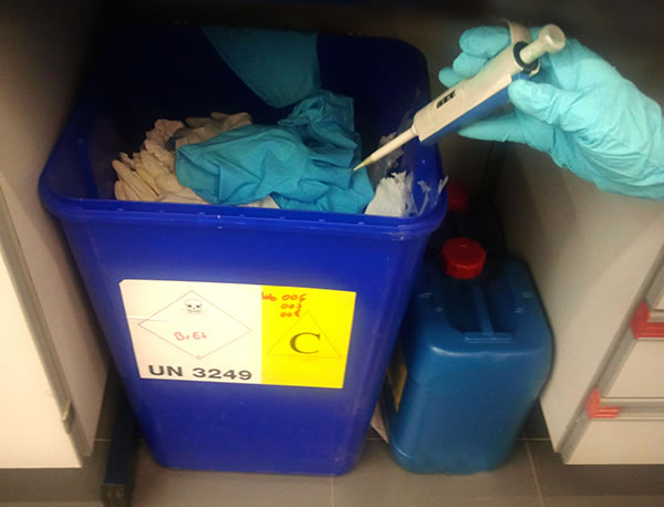 Contenedor de laboratorio para el material contaminado con bromuro de etidio