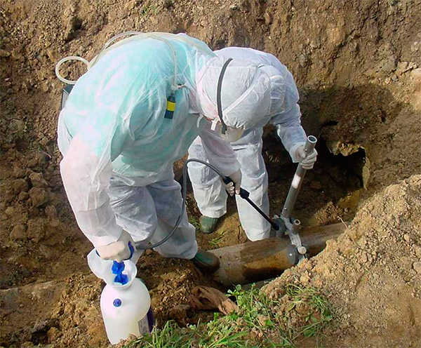 Corte con herramienta manual y aporte de agua 