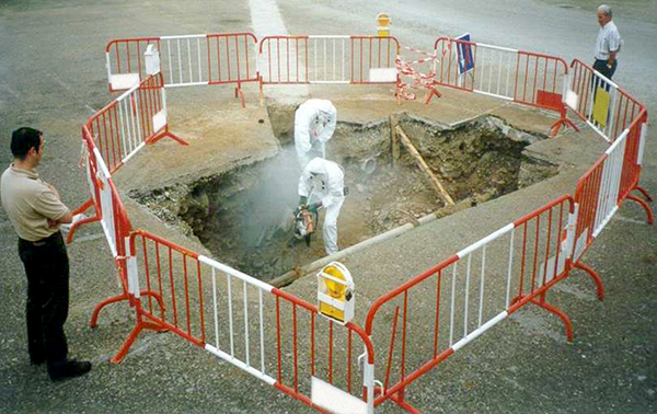 Zona de trabajo mal acotada con riesgo de exposición de otras personas