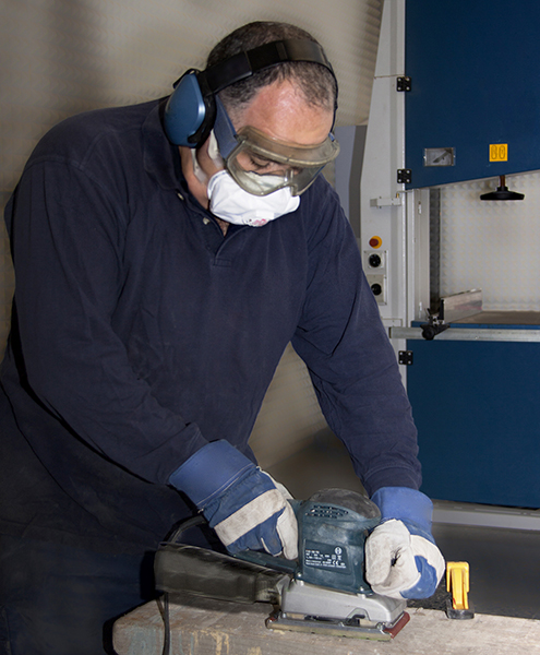 Trabajador en operación de lijado manual