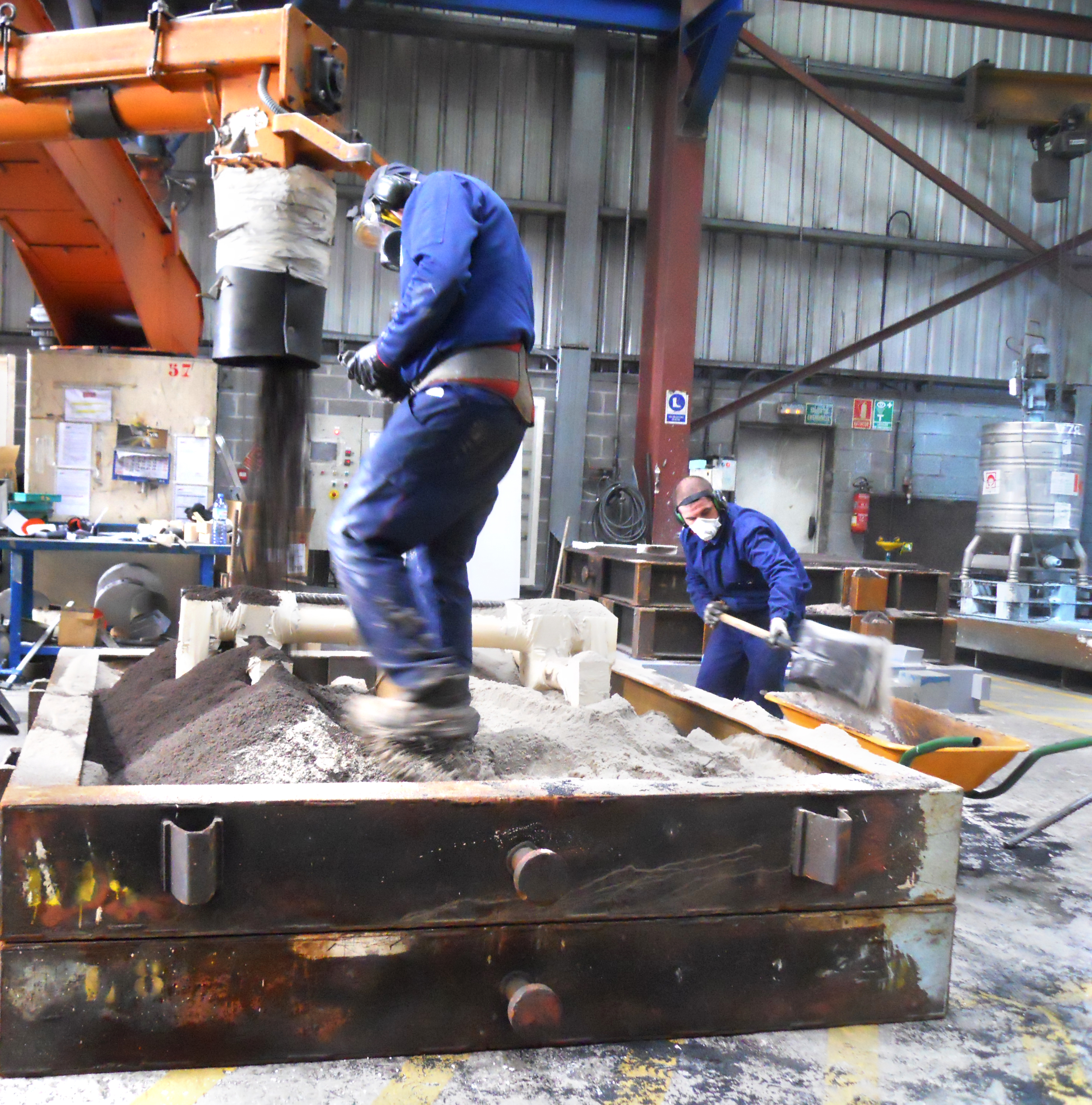 Compactación con los pies. Molde de tamaño intermedio