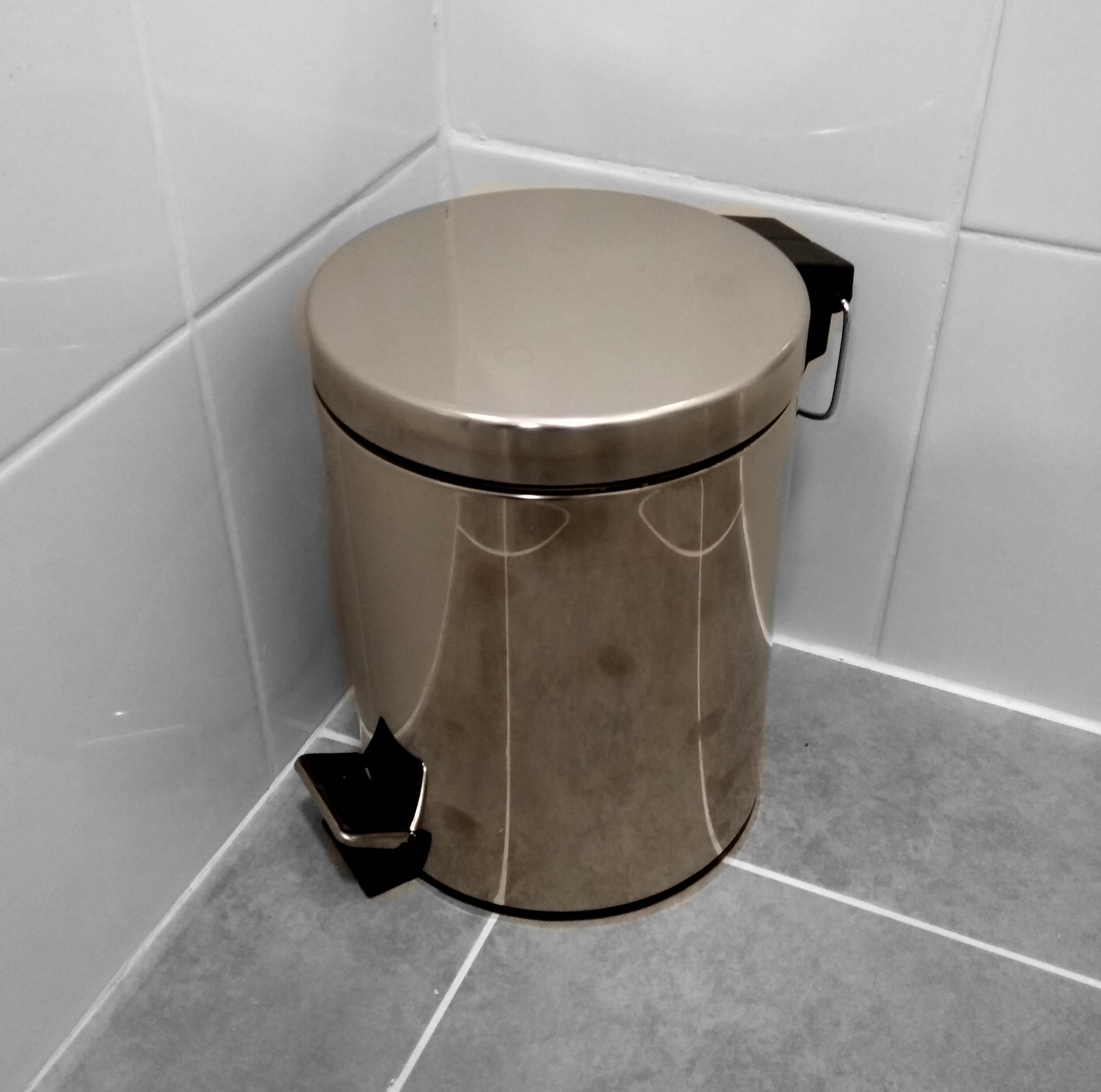 Recipiente metálico con cierre