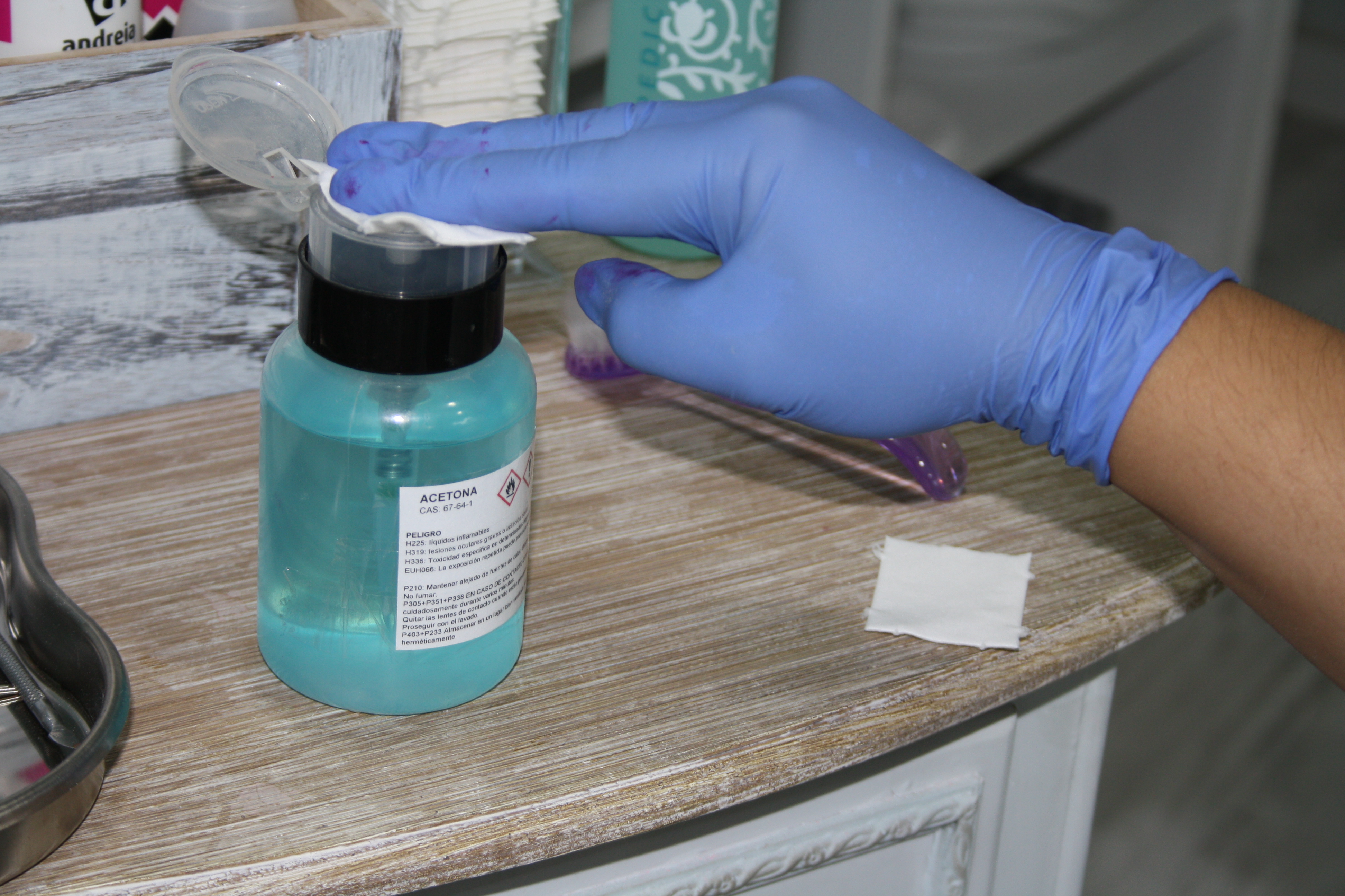 Dosificador de productos líquidos para uñas