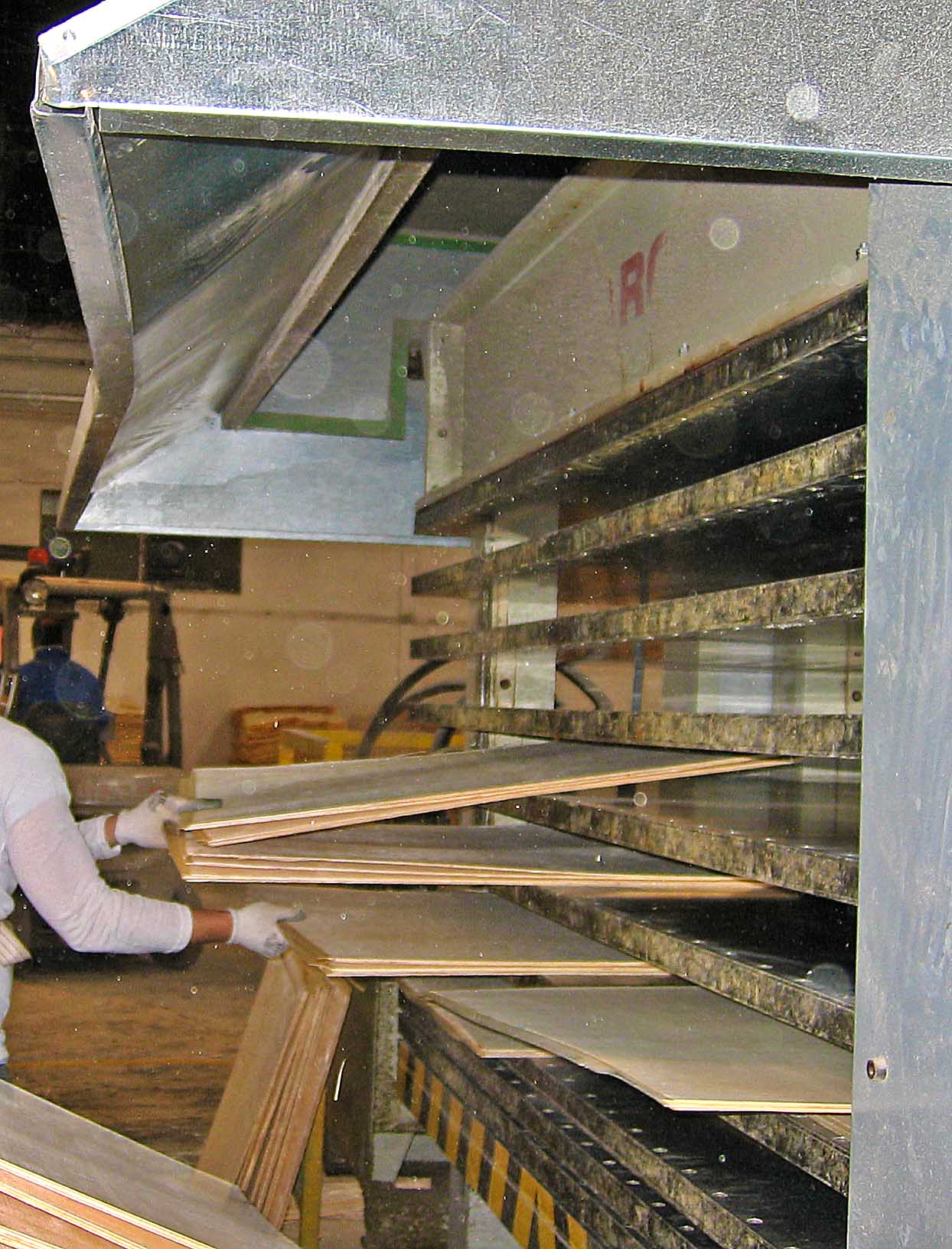 Fabricación de tableros de contrachapado para envases hortofrutícolas con prensa discontinua, figura 1