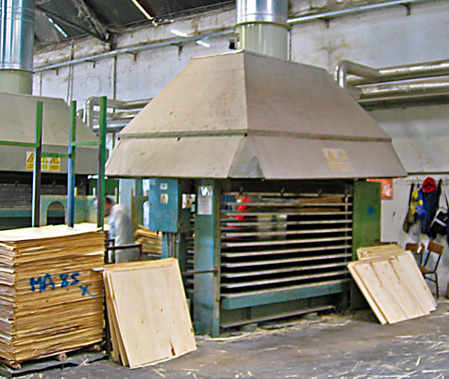 Tableros de contrachapado enfriándose antes de su almacenamiento