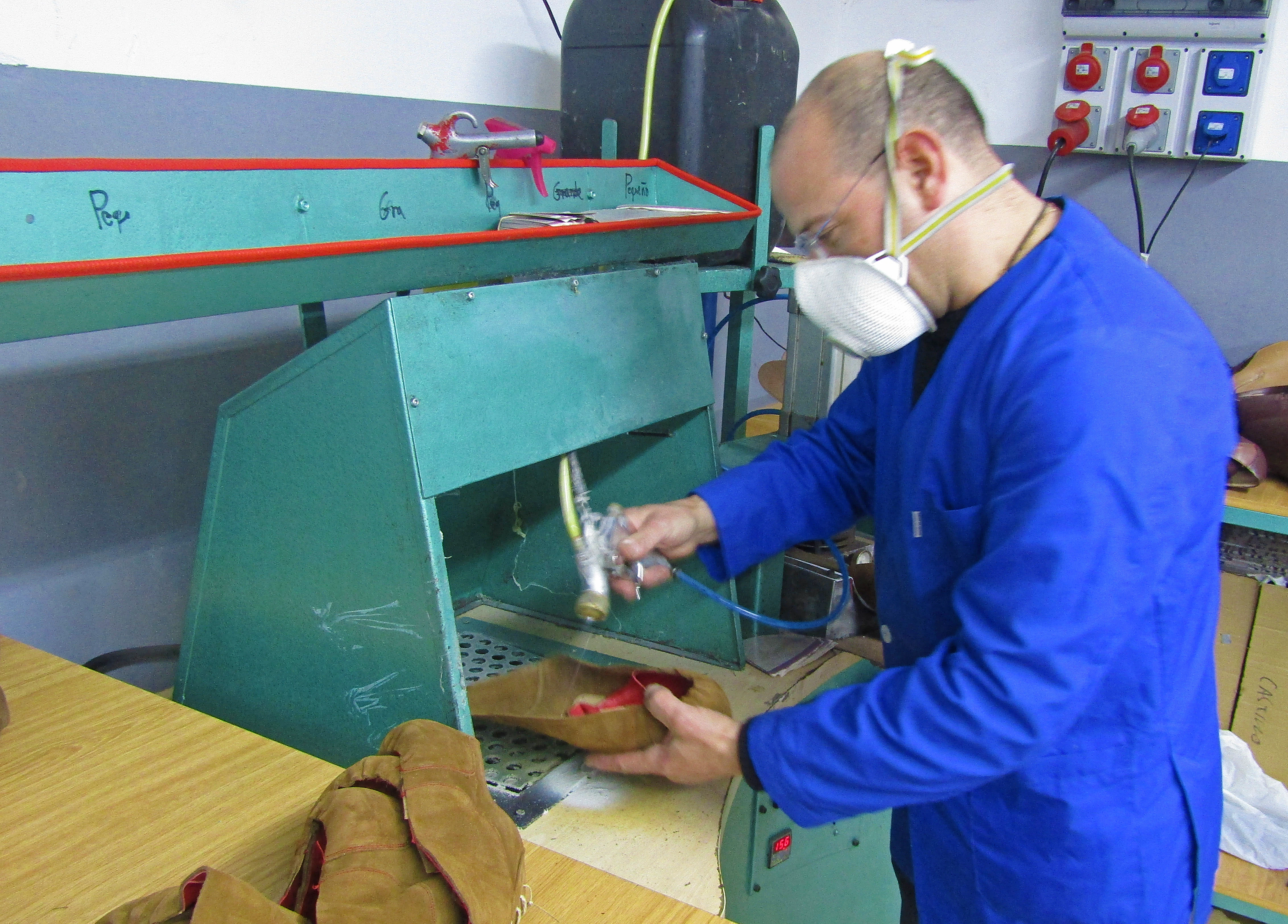 Aplicación de látex en mesa con aspiración