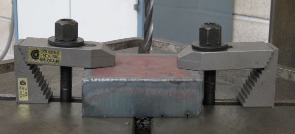 Pieza amarrada correctamente a la mesa mediante tornillos y bridas de sujeción