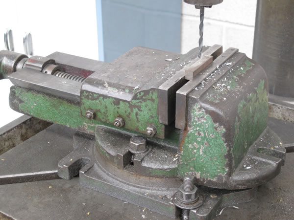 Correcto: Pieza pequeña sujetada con la mordaza, y mordaza amarrada a la mesa con tornillos.