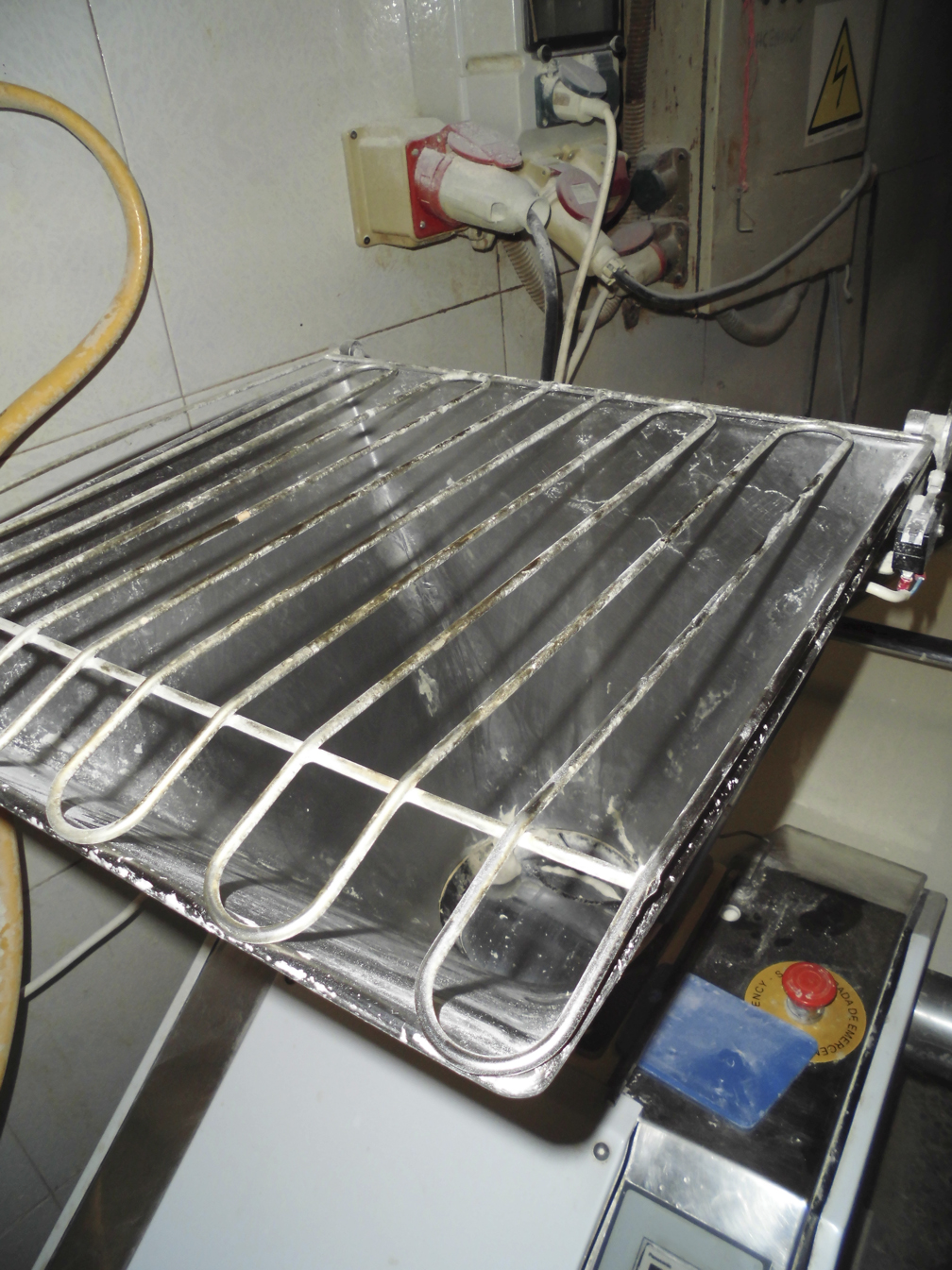 Máquina con resguardo móvil del tipo rejilla cerrado, asociado a un enclavamiento