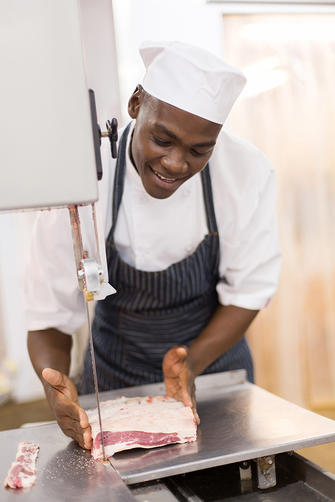 Corte con las manos cerca de la cinta. 2