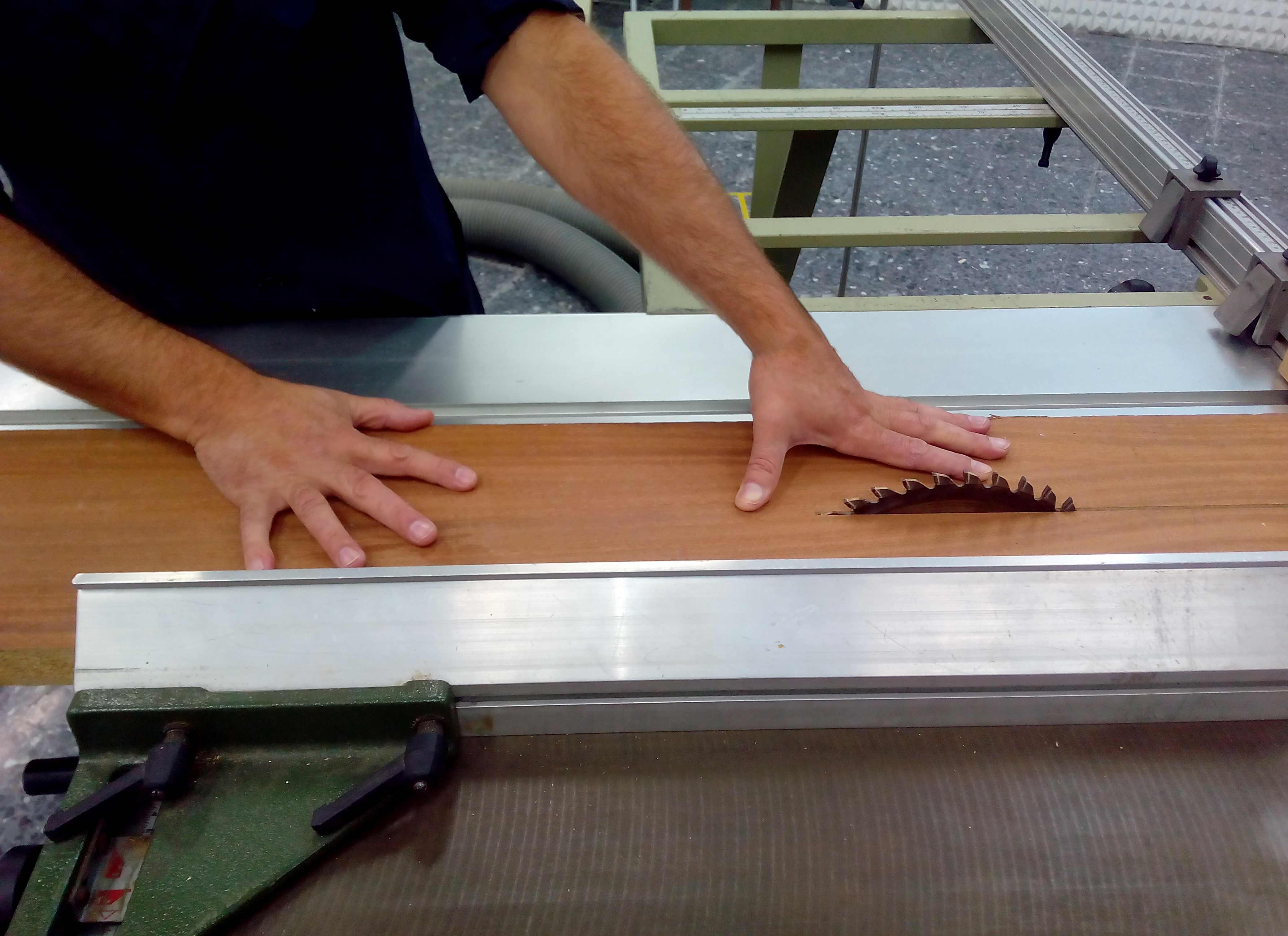 figura 2: corte de madera  con el disco de corte accesible