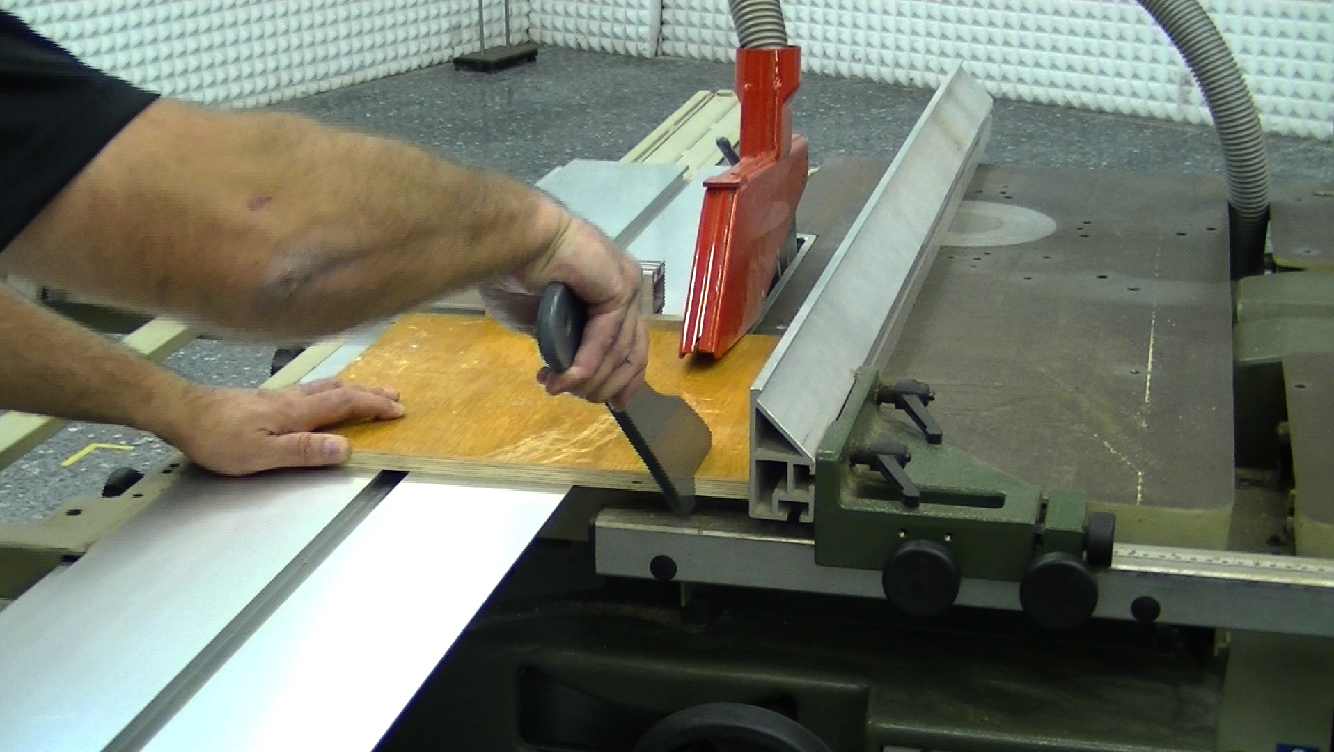 figura 5: corte con el resguardo autoregulable colocado y  uso de empujador