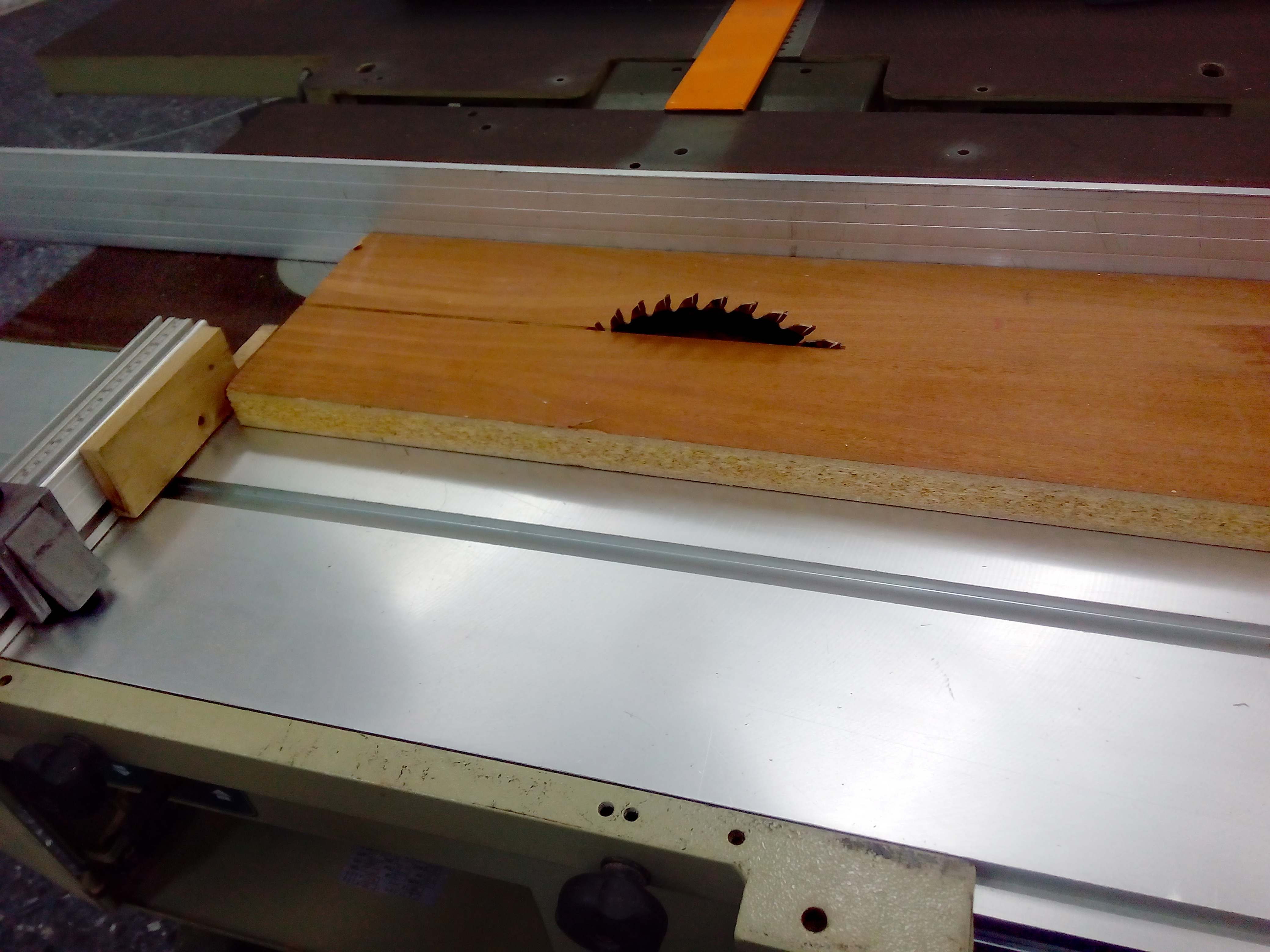 figura 2: corte de madera  sin cuchillo divisor. Nótese en la imagen que, además de no disponer de cuchillo divisor, tampoco dispone del preceptivo resguardo autorregulable