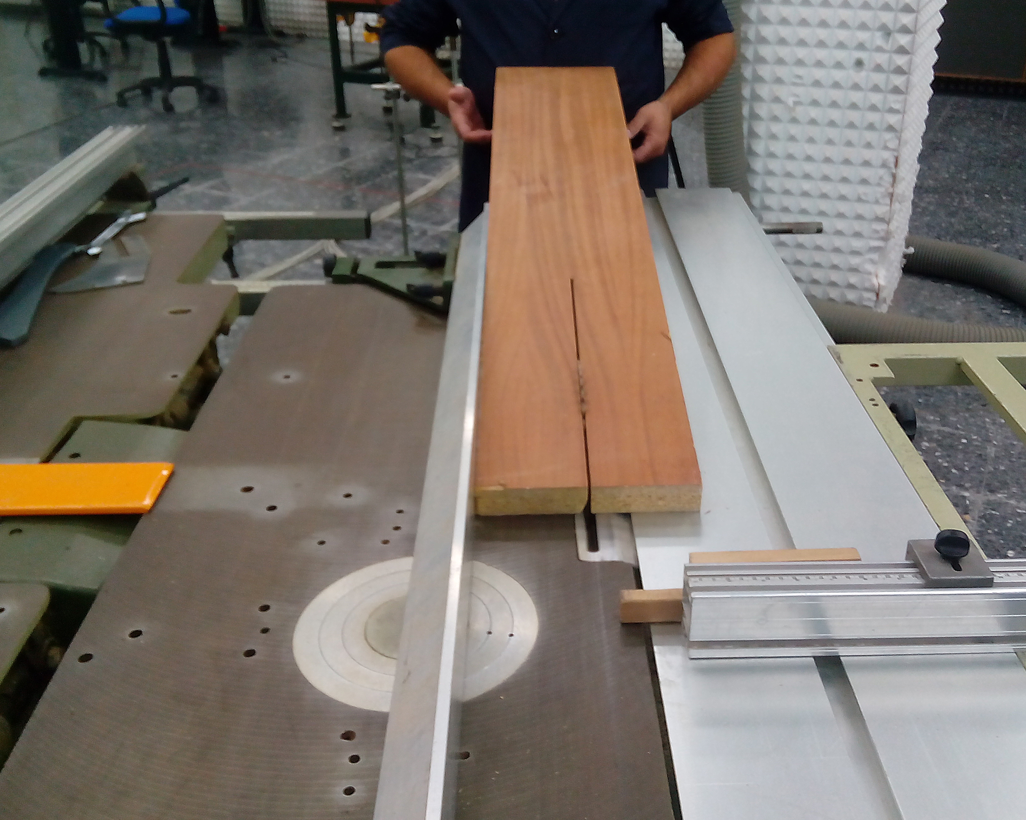 figura 3:  nótese en la imagen que, además de no disponer de cuchillo divisor, tampoco dispone del preceptivo resguardo autorregulable