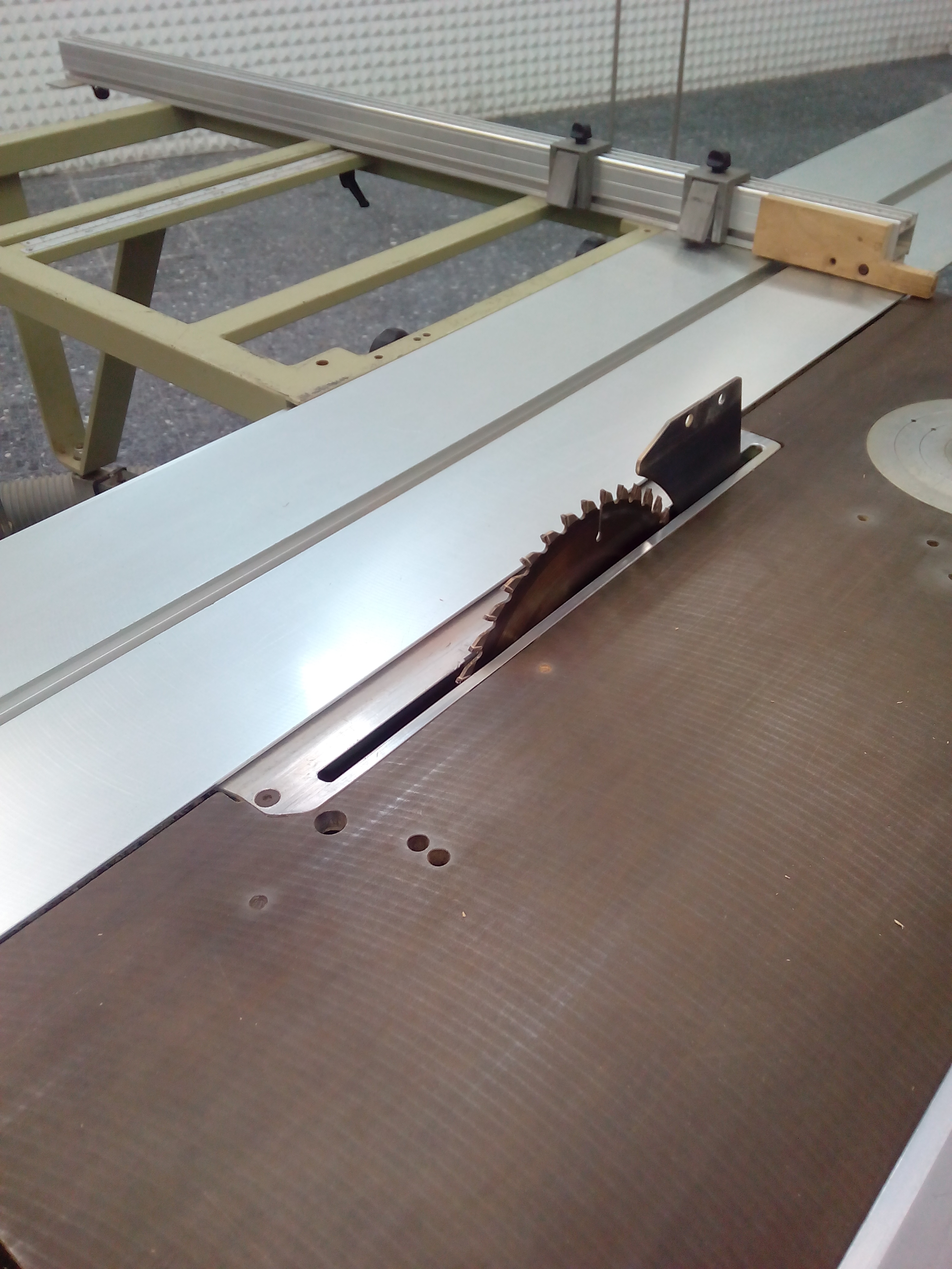 figura 5: nótese en la imagen que para observar el cuchillo divisor colocado, se ha retirado el preceptivo resguardo autorregulable