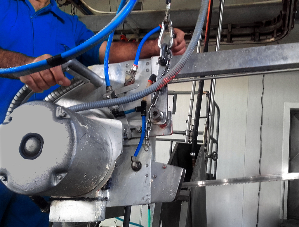 Figura 5. Modo de accionamiento simultaneo y mantenido de los órganos de accionamiento de la máquina (mando a dos manos)