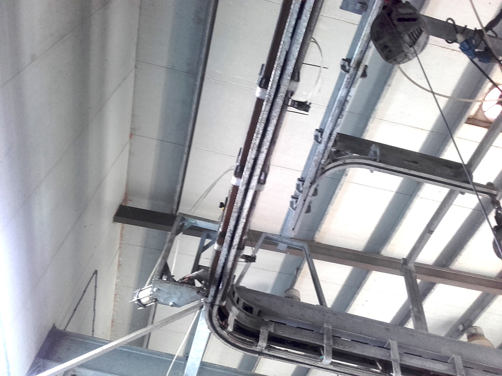 Figura 6. Sistema de sujeción / suspensión de la máquina con contrapeso en techo